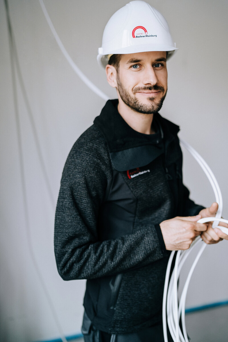 Peter Obster bei Elektroarbeiten
